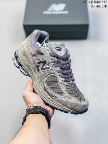 New Balance 新百伦 采用固色猪巴皮革拼接透气网眼织物鞋面，T-Beam大底提供足步弓支撑，保持步态稳定，后跟搭载外露缓震胶令人亢奋的质感之作，Nb新