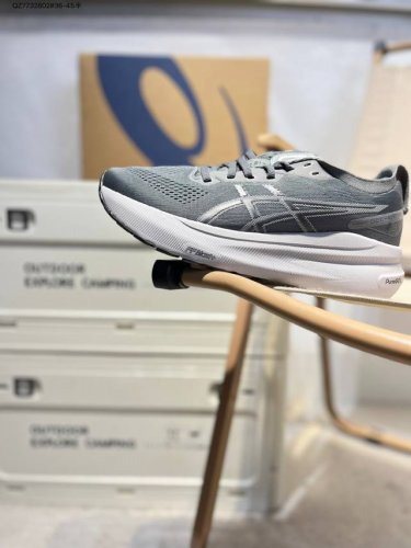 asics Gel-Kayano 31亚瑟士经典跑鞋 如今机能风和户外风吹得正劲 便是主打 Urban Outdoor机能越野风格 城市和户外场景都能轻松应对