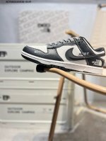 350 Nk Dunk Low Cdg联名 三方联名 Sb低帮休闲板鞋 #美国著名户外品牌与日本东京设计师川久保玲Cdg联合打造街头滑板鞋，有北面雪山简约的风格