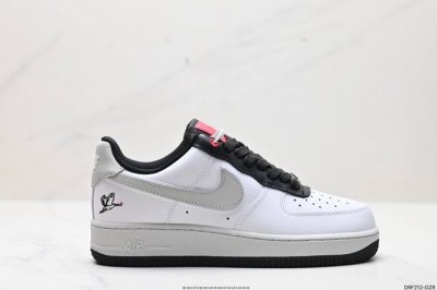真标耐克nike Air Force 1 Low 空军一号低帮百搭休闲运动板鞋。柔软、弹性十足的缓震性能和出色的中底设计，横跨复古与现代的外型结合，造就出风靡全