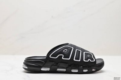 Nike Air More Uptempo Slide皮蓬拖鞋 以流行于街头的涂鸦文化为设计灵感，整体的设计风格夸张而充满魅力，厚实而充满质感的皮质鞋面两侧印刻