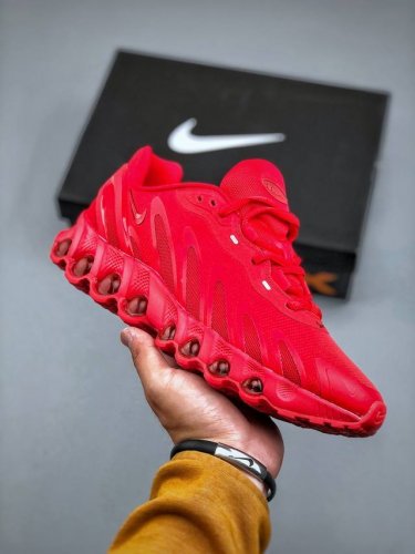 nike Air Max Dn8 气垫跑鞋 Fq7860-038 全新鞋款在同侧采用了圆柱仓式的设计，不仅有防滑耐磨性功能，还搭配了周围一圈柔软的泡棉材质，提供
