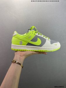 公司级Bape X Nike Dunk Low 此款主张打破传统的工业化流水线设计限制，以Made By Ideas的超级创意为理念，集结众多潮流设计师，结合时
