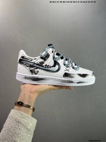 公司级Nike Court Vision 1 Low“幻影十字架” 手绘涂鸦定制板鞋 幻影十字架常作为一种印花图案出现，具有独特的视觉效果。将幻影十字架与梵文、