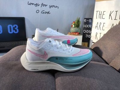 耐克 Nk 马拉松2代二代 Nike Zoomx Vaporfly Next% 2 最强跑鞋潮男士运动鞋 。这款新一代最强跑鞋在鞋面和鞋底都进行了全方位升级。鞋