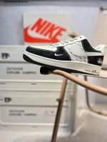 160 斯图西 X 耐克 Nike Air Force 1 '07空军一号 百搭休闲运动板鞋。柔软、弹性十足的缓震性能和出色的中底设计，横跨复古与现代的外型结合