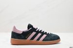 公司级Adidas Handball Spezial 阿迪达斯经典款 复古休闲板鞋 全鞋采用反毛皮制作 牛筋耐磨大底 承载青春情怀的板鞋 经典三条杠装饰鞋侧 品