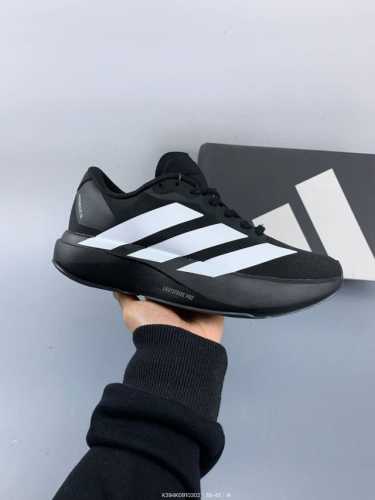 Adizero Evo Sl跑步鞋是阿迪达斯推出的一款备受瞩目的超轻跑鞋。这款鞋以其超轻量化设计脱颖而出，成为跑者的理想选择，尤其适合竞速训练和日常训练。搭载了