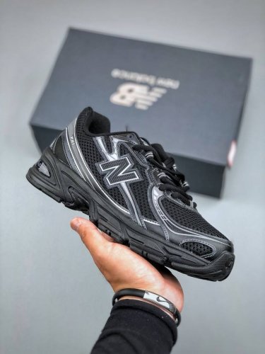 New Balance Mr740 Nb新百伦系列复古老爹风休闲运动慢跑鞋 采用轻质牛剖革拼接透气网眼衬垫织物鞋面材质 T-Beam大底提供足步弓支撑 保持步态