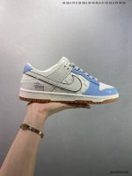 公司级Stussy X Nike Dunk Low 白蓝生胶 此款主张打破传统的工业化流水线设计限制，以Made By Ideas的超级创意为理念，集结众多潮流