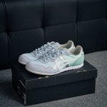 Onitsuka 鬼冢虎 Serrano系列 潮流舒适轻便生活休闲鞋 上架实拍 鞋面采用翻毛皮和牛津布面设计制作，透气性好，包裹感很强。鞋底采用防滑耐磨橡胶大底