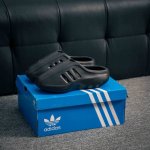 110 核心私 adidas/阿迪达斯 男女鞋采用工程力学开发楦型，泡超轻耐磨Md发泡一体成形鞋模 爆款锁定这双阿迪 Mule 帅到犯规！全新阿迪达斯Adida