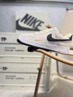 耐克 Nike Air Force 1 '07空军一号 百搭休闲运动板鞋。柔软、弹性十足的缓震性能和出色的中底设计，横跨复古与现代的外型结合，造就出风靡全球三十