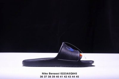 斯图西联名款Stussy X Nike Benassi 拖鞋 一字拖男女凉拖鞋沙滩鞋。一直广受青睐的Nike Sportswear 主打单品搭载了独具特色的鞋款
