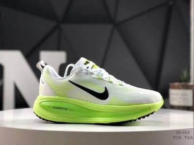 210 耐克 Nike Vomero 18 舒适减震防滑 低帮跑步鞋 全掌Reactx泡绵中底 前掌和后跟还配备了Air Zoom气垫单元 据说跑起来更快更舒适