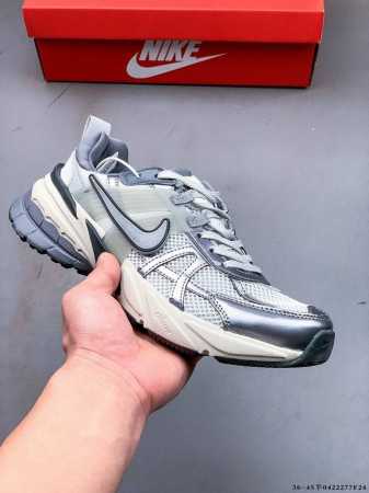 耐克Nike V2K Run新款百搭休闲跑步鞋 复古风潮 网面透气 紧致的鞋面材质提供良好的包裹性 鞋侧 Swoosh以及鞋头部分搭配增添不少亮点的镀铬细节 鞋 - 点击图像关闭
