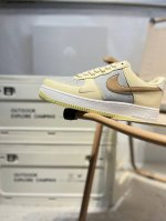耐克 Nike Air Force 1 '07空军一号 百搭休闲运动板鞋。柔软、弹性十足的缓震性能和出色的中底设计，横跨复古与现代的外型结合，造就出风靡全球三十