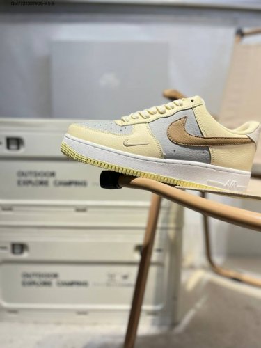 耐克 Nike Air Force 1 '07空军一号 百搭休闲运动板鞋。柔软、弹性十足的缓震性能和出色的中底设计，横跨复古与现代的外型结合，造就出风靡全球三十
