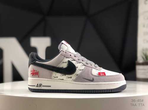 140 耐克 Nike Air Force 1 ’07 空军一号低帮百搭休闲运动板鞋。柔软、弹性十足的缓震性能和出色的中底设计，横跨复古与现代的外型结合，造就出