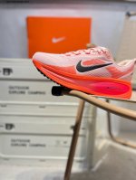 nike Air Zoom Vomero 18 舒适减震防滑运动跑鞋 采用轻盈织物合成鞋面材质 中底搭载Zoomx 泡绵 外置外置防滑耐磨橡胶底片 ，缓震大底带