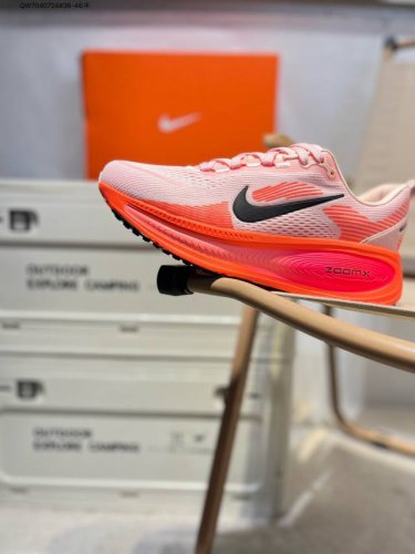 nike Air Zoom Vomero 18 舒适减震防滑运动跑鞋 采用轻盈织物合成鞋面材质 中底搭载Zoomx 泡绵 外置外置防滑耐磨橡胶底片 ，缓震大底带