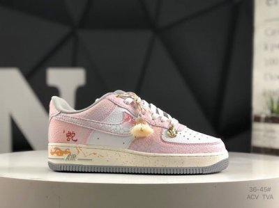 耐克Nike Air Force 1“07空军一号低帮百搭休闲运动板鞋。柔软、弹性十足的缓震性能和出色的中底设计，横跨复古与现代的外型结合，造就出风靡全球三十多
