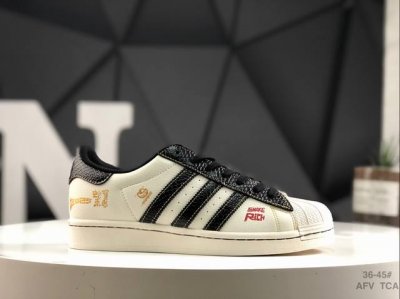 220 阿迪达斯/三叶草Adidas Originals Superstar 经典贝壳头系列低帮百搭休闲运动板鞋Supreme限定 货号： Bz2520 尺码：
