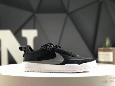 Sb Dunk Low Pro 扣篮系列复古低帮休闲运动滑板板鞋。采用脚感柔软舒适Zoomair气垫，有效吸收滑板等极限运动在落地时带来的冲击力，为街头运动者们