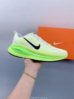 耐克 Nike Vomero 18 厚底增高老爹运动跑步鞋。全新 Vomero 提供比以往更多的緩衝效能以及該系列有史以來最高的鞋底高度，結合 Nike 的 Z