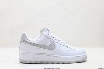 真标耐克Nike AIR FORCE 1‘07空军一号低帮百搭休闲运动板鞋。柔软、弹性十足的缓震性能和出色的中底设计，横跨复古与现代的外型结合，造就出风靡全球三