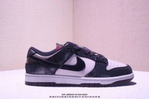 耐克Nike Sb Dunk Low Sb限定扣篮系列复古低帮休闲运动滑板板鞋。采用脚感柔软舒适Zoomair气垫，有效吸 收滑板等极限运动在落地时带来的冲击力