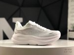 小红书推荐 Hoka W Bondi 9全新配色 这个品牌来自于新西兰的毛利语，Hoka表示大地，One One表示飞越，连起来就是飞越地平线，One One不