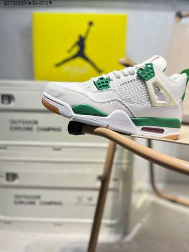Air Jordan 4 Se 乔丹Aj4中帮休闲运动篮球鞋 只需一看便知鞋款身份的独一无二。 。这款鞋子可以称为绝佳颜值,鞋身以大面积白色呈现,营造简约的视觉