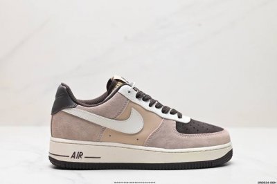 真标耐克nike Air Force 1‘07 空军一号低帮百搭休闲运动板鞋。柔软、弹性十足的缓震性能和出色的中底设计，横跨复古与现代的外型结合，造就出风靡全球