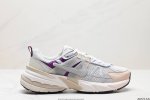 公司级耐克nike V2K Run跑步鞋复古风潮 网面透气运动鞋 灰银紧致的鞋面材质提供良好的包裹性鞋侧 Swoosh以及鞋头部分搭配增添不少亮点的镀铬细节鞋垫