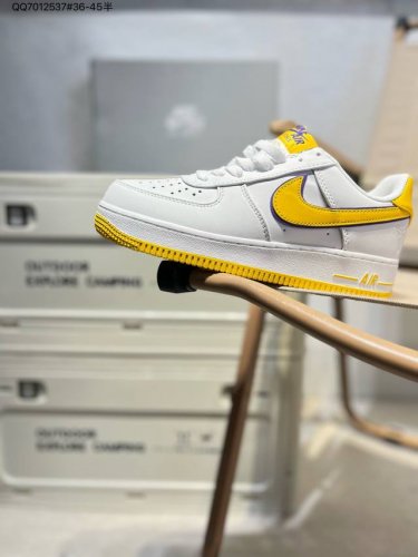 耐克 Nike Air Force 1 '07空军一号 百搭休闲运动板鞋。柔软、弹性十足的缓震性能和出色的中底设计，横跨复古与现代的外型结合，造就出风靡全球三十