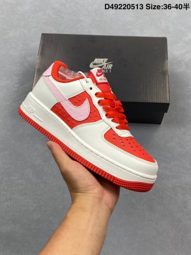 耐克Nike Air Force 1 Low 空军一号低帮百搭休闲运动板鞋。柔软、弹性十足的缓震性能和出色的中底设计，横跨复古与现代的外型结合，造就出风靡全球三