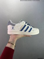 公司级Ad Originals Superstar 经典复古贝壳头板鞋 J P9300 诞生于1969年 是第一双将全皮面鞋 身与橡胶鞋头结合在一起的低帮篮球鞋