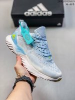 adidas X_plrboost 款 爆米花跑鞋 全新跑鞋 爆米花针织鞋面休闲运动慢跑鞋 依旧采用了针织鞋面的设计 但是鞋面的设计语言却并不单调 半透明的鞋面