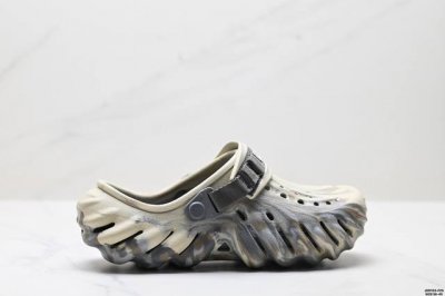 公司级Crocs卡骆驰 Eva 波波 防滑透气 运动凉鞋 一体成型鞋身的创新洞洞鞋 大胆的雕刻外观造型和运动灵感设计 活力十足 穿上它就是街头潮流的代表 变身时