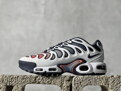 NK Air Max Plus 复古气垫跑鞋 中底造型大部分保留，仅在前段追加了加固上翻 鞋面的经典轮廓得以重塑 带来更契合现代审美的外观 整双鞋采用撞色妆点