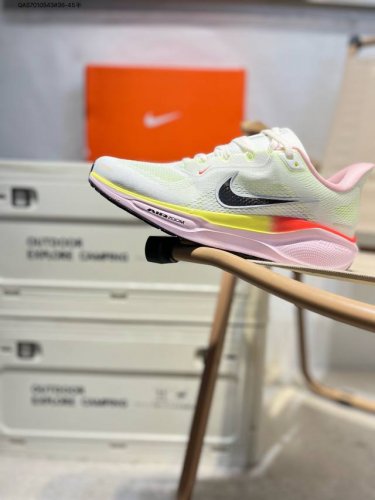 nk Air Zoom Pegasus 41 登月跑鞋 登月41代超轻网面跑步鞋 脚跟区域营造出色舒适度，而在鞋底部分，搭载全掌型Zoom Air配置耐克网面透