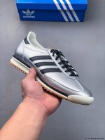 阿迪达斯Adidas Sl 72 Rs 全新重置版本，将这款复古鞋型用尼龙材质呈现，最终拼接麂皮材质，让该鞋型上脚既有舒适透气性又有满满的复古质感 050511