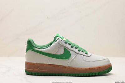 公司级耐克nike Air Force 1 Low 空军一号低帮百搭休闲运动板鞋。柔软、弹性十足的缓震性能和出色的中底设计，横跨复古与现代的外型结合，造就出风靡