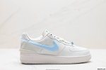 真标Ambush X Nk Air Force 1‘07 Low Sp 空军一号联名标志性的Swoosh延伸至鞋跟之外 鞋舌和鞋垫上印有Ambush品牌标志 整