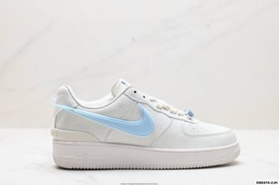 真标Ambush X Nk Air Force 1‘07 Low Sp 空军一号联名标志性的Swoosh延伸至鞋跟之外 鞋舌和鞋垫上印有Ambush品牌标志 整