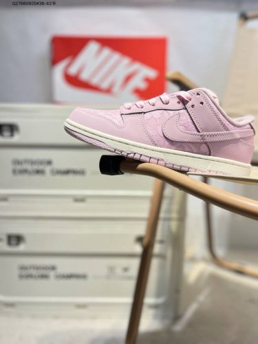 耐克Nike Dunk Low 板鞋Sb系列经典百搭休闲运动板鞋加厚鞋舌的填充，使舒适性大大提升，同时也更方便穿脱中底部分则加入了脚感柔软舒适Zoomair气垫