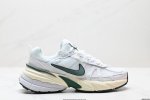 公司级耐克Nike V2K Run跑步鞋复古风潮 网面透气运动鞋 灰银紧致的鞋面材质提供良好的包裹性鞋侧 Swoosh以及鞋头部分搭配增添不少亮点的镀铬细节鞋垫