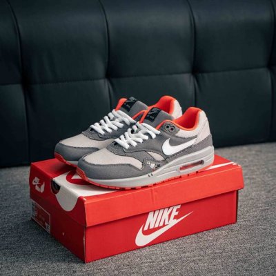 核心私 Nike Air Max 1 耐克气垫 缓震 耐磨运动鞋 鞋身材质均选择皮革 织物 麂皮多种材质覆盖 保证质感的前提下 层次感也相当不错 带有开窗式 A