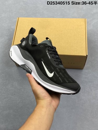 nike Reactx Infinity Run 4 马拉松 轻量鞋面搭配位于足弓处的全新板带设计，细致包裹双脚，为Nike飞马带来更稳固可靠的贴合感受。工程网